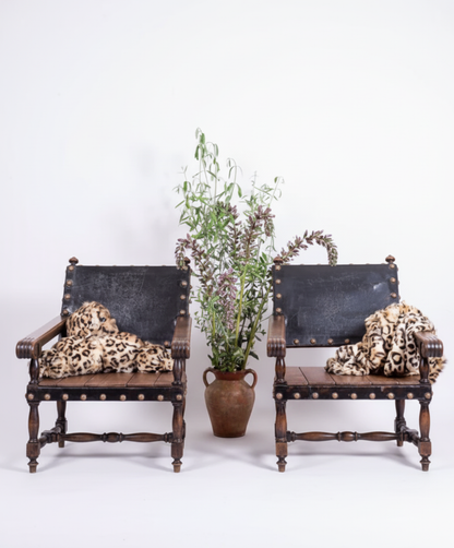 Sillón antiguo de madera y cuero