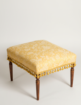 escabel antiguo de madera vista lateral
