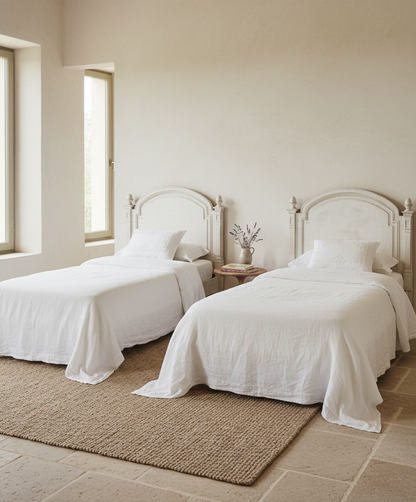 Inspiración de dormitorio bohemio con cabecero blanco antiguo y ropa de cama verde