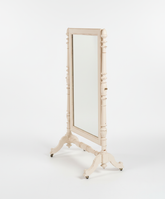 Vista lateral del espejo de pie mostrando las columnas torneadas y el mecanismo basculante