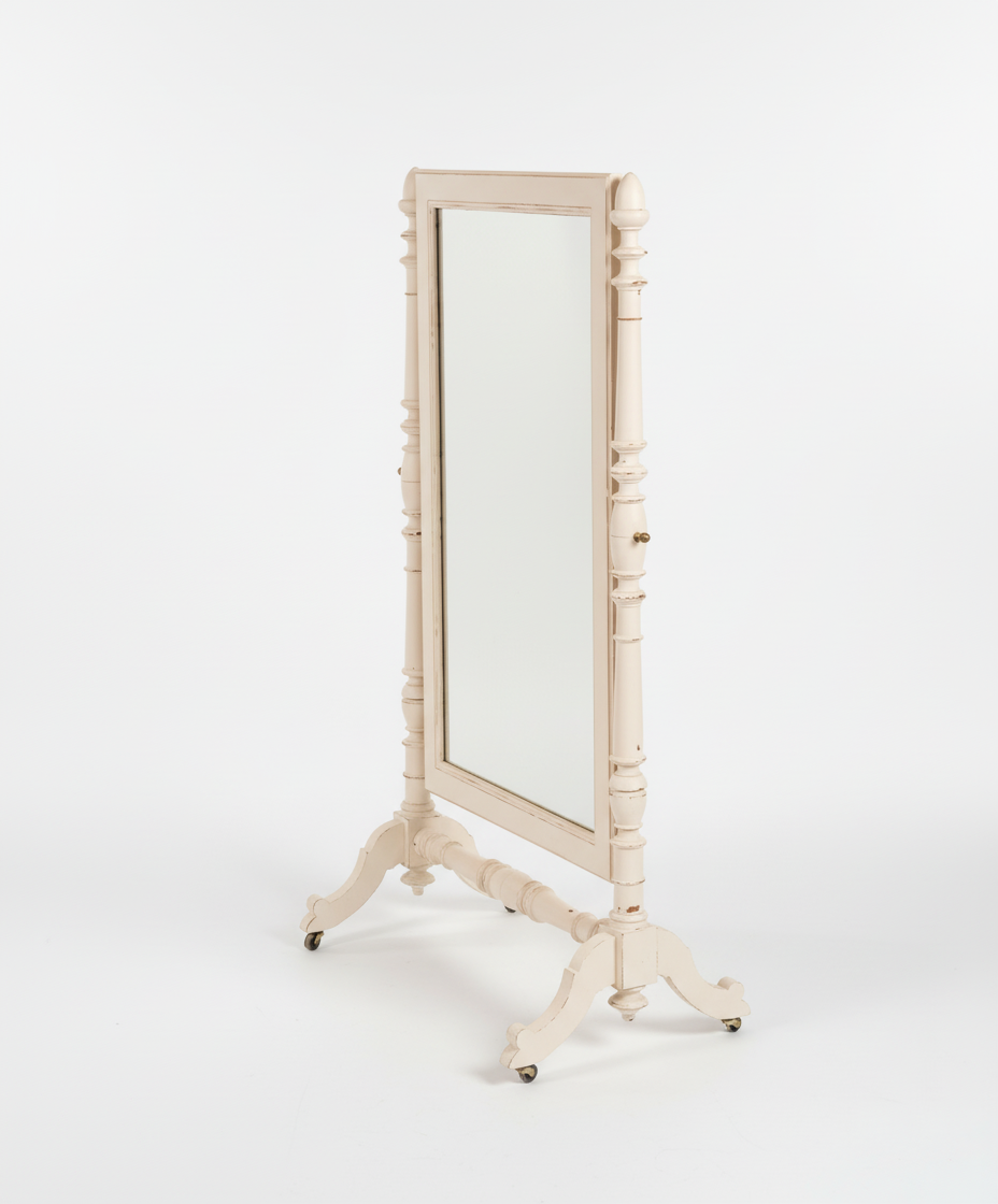 Vista lateral del espejo de pie mostrando las columnas torneadas y el mecanismo basculante