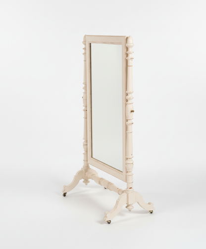 Vista lateral del espejo de pie mostrando las columnas torneadas y el mecanismo basculante