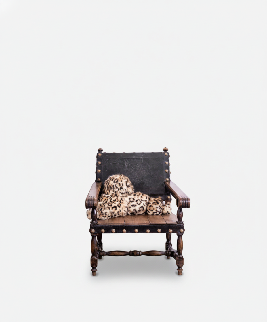 Sillón antiguo de madera y cuero