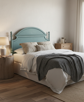 Dormitorio estilo rústico moderno con cabecero verde y ropa de cama en tonos neutros y manta gris