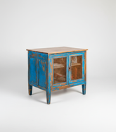 mesa isla industrial de madera con puertas en azul