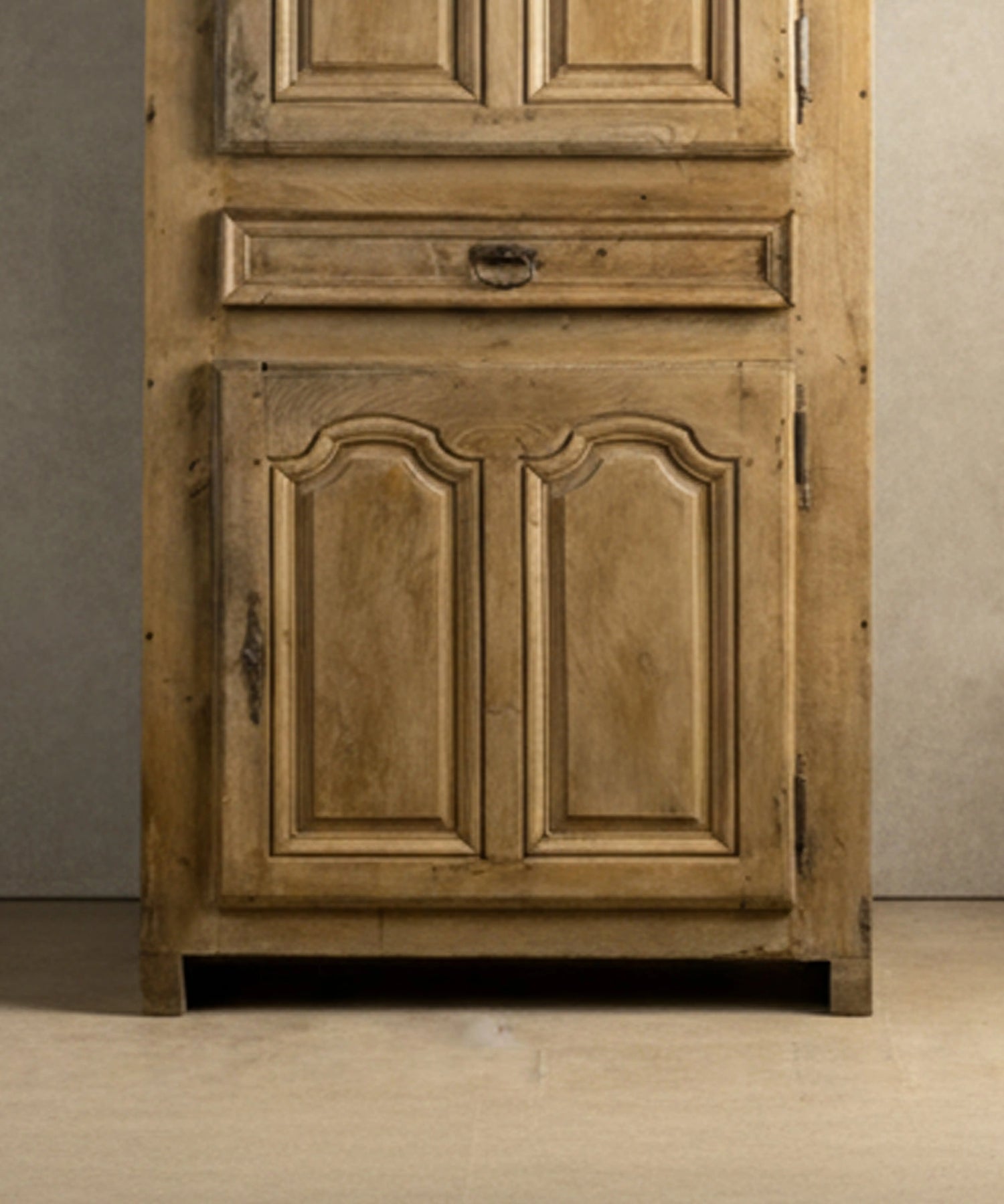 Armario antiguo rústico de roble lavado estilo provenzal (S. XVIII)