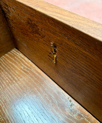 Interior de cajón con espiga de latón remachada a mano que fija el tirador — Antique Arte y Decoración