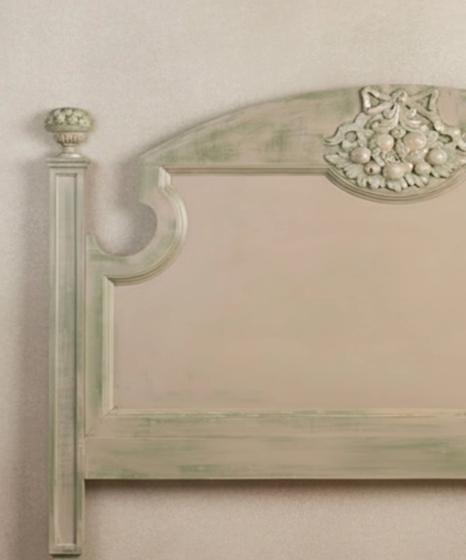 Detalle del recorte curvo y pináculo tallado en mueble de dormitorio estilo provenzal francés.