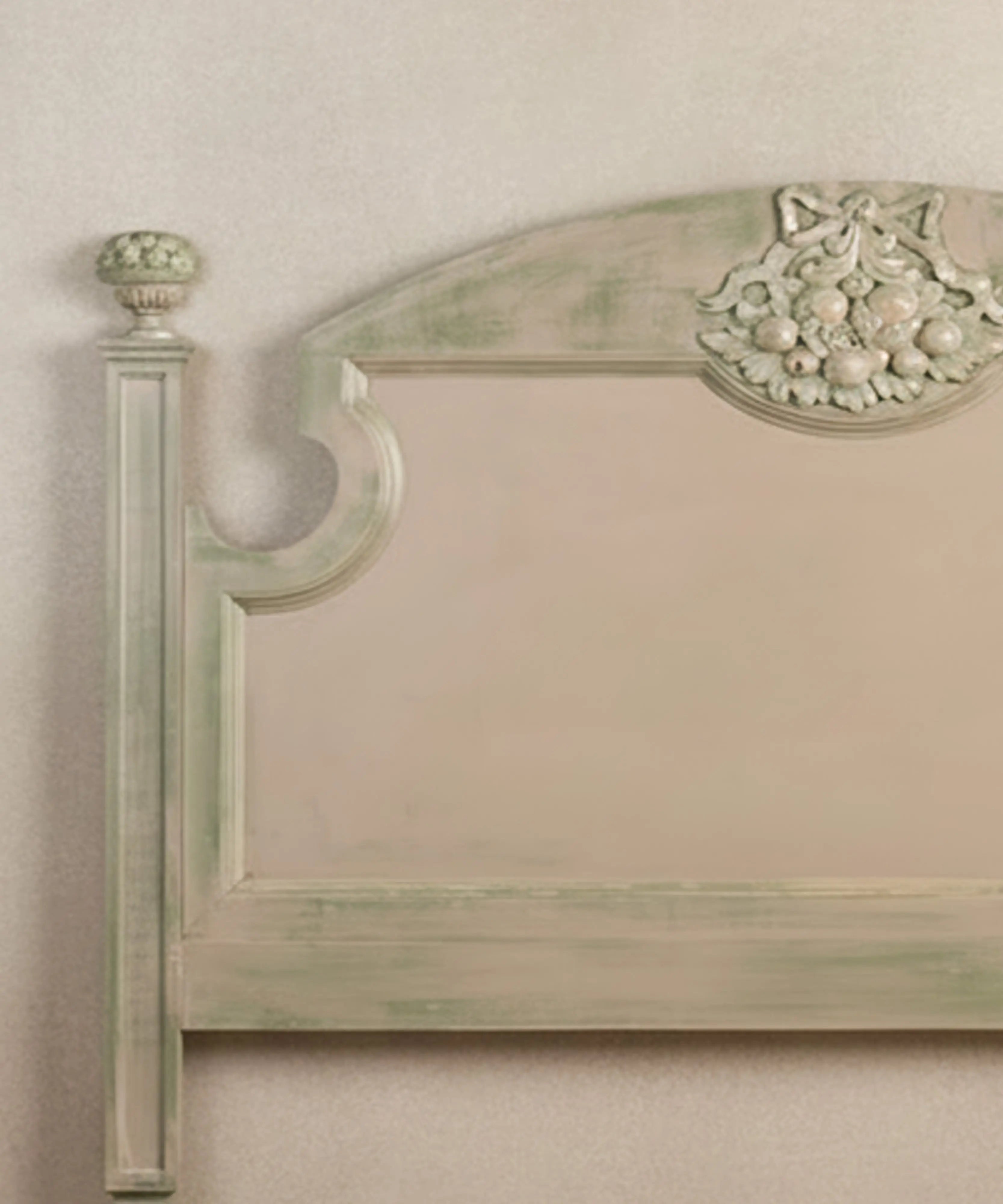 Detalle del recorte curvo y pináculo tallado en mueble de dormitorio estilo provenzal francés.