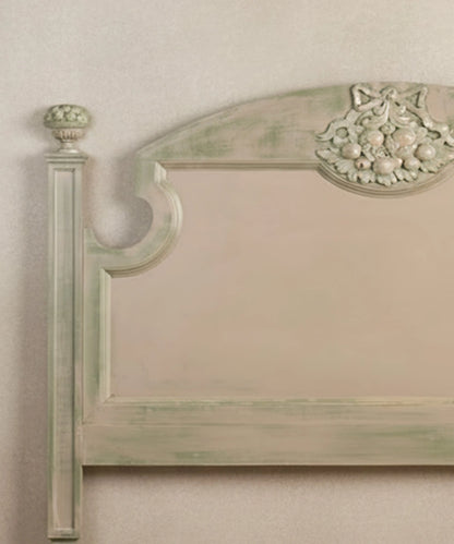 Detalle del recorte curvo y pináculo tallado en mueble de dormitorio estilo provenzal francés.