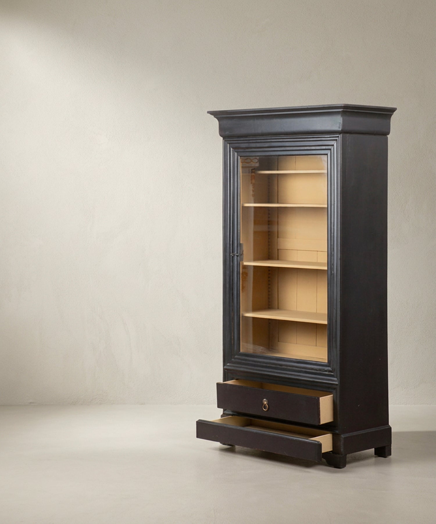 Vitrina Inglesa Antigua en Negro y Crema | Puerta de Cristal