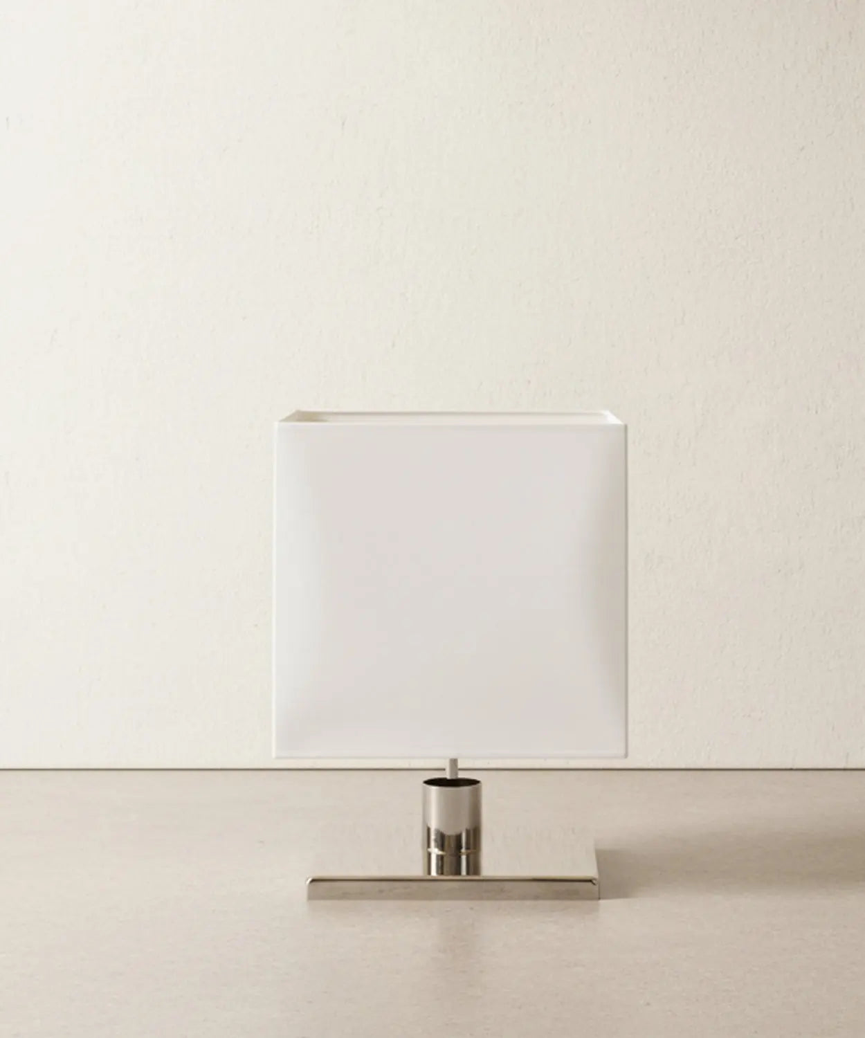 Lámpara de sobremesa de diseño minimalista con pantalla cúbica blanca y base de cromo pulido vista frontal.