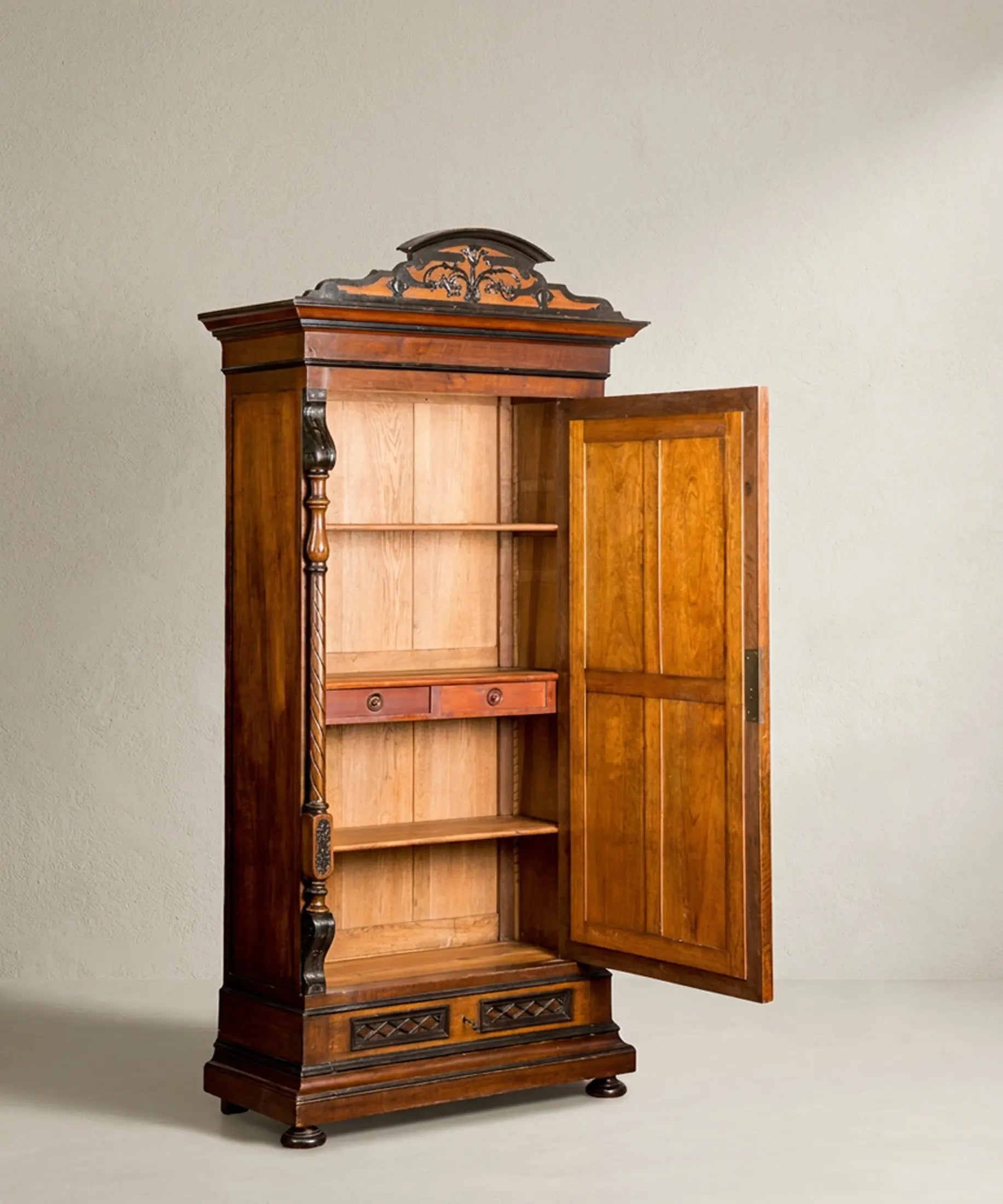 Interior armario alfonsino con baldas, cajoncitos y cajón inferior abierto — Antique Arte y Decoración