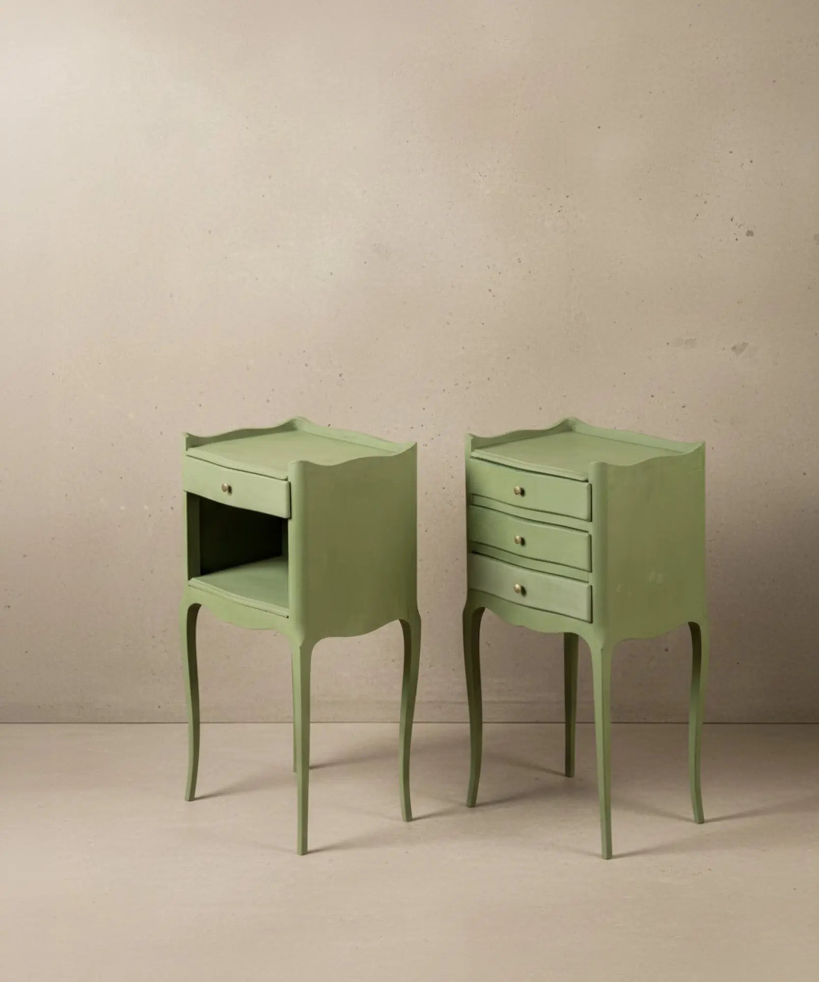 Mesitas de noche estilo provenzal con cajones abiertos mostrando el interior de madera y herrajes de latón.