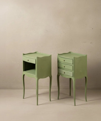 Mesitas de noche estilo provenzal con cajones abiertos mostrando el interior de madera y herrajes de latón.