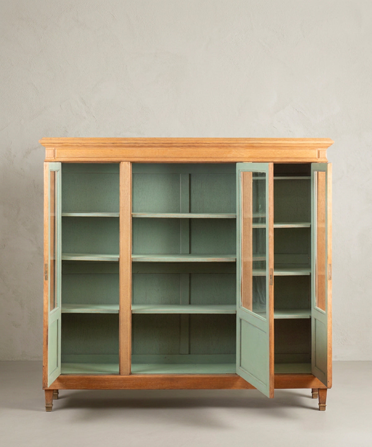 Vitrina librería de roble con puertas abiertas e interior verde salvia — Antique Arte y Decoración