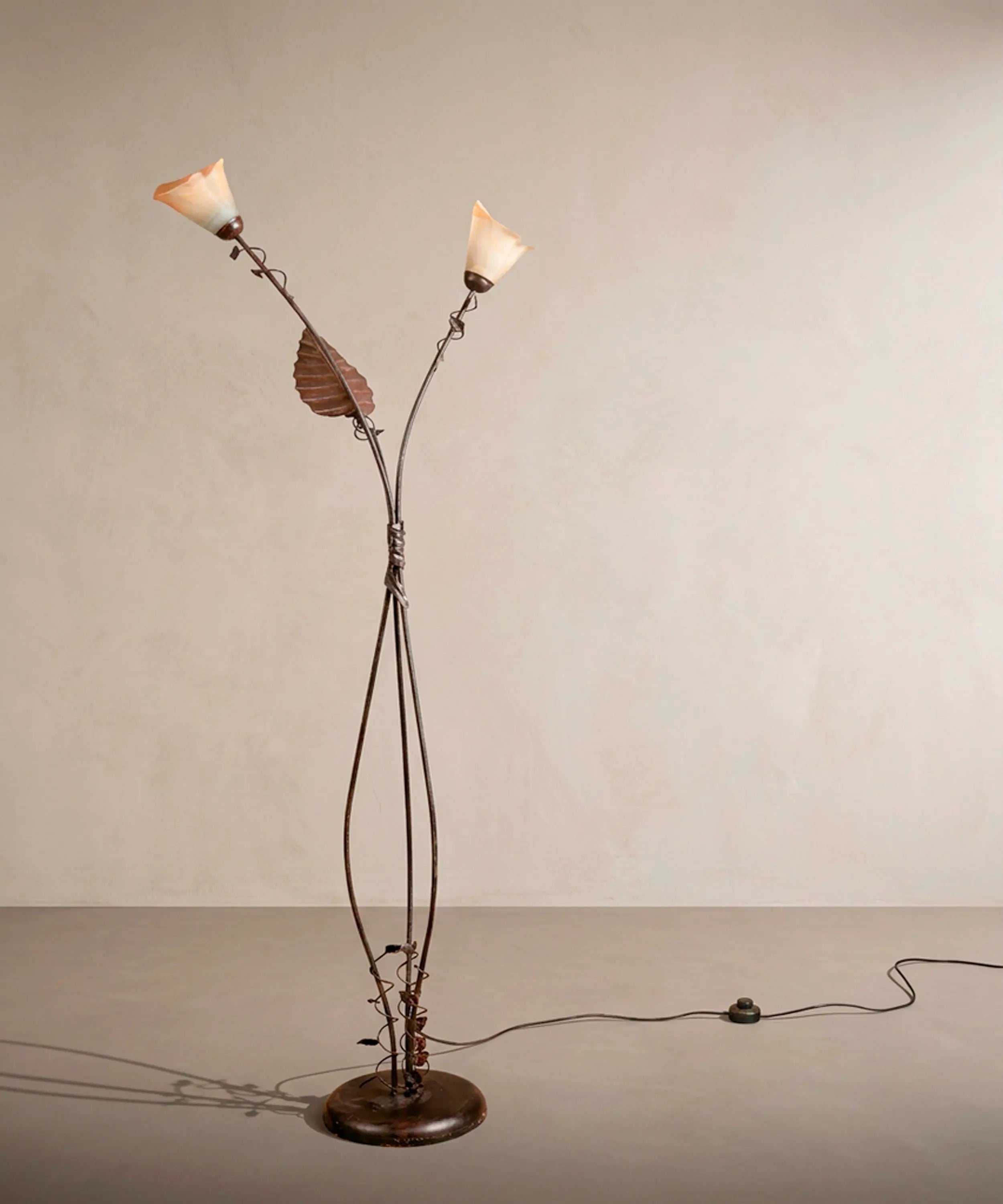 Lámpara de pie vintage de diseño floral en hierro oscuro de 175 cm de alto.