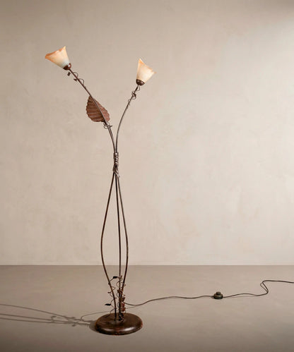 Lámpara de pie vintage de diseño floral en hierro oscuro de 175 cm de alto.