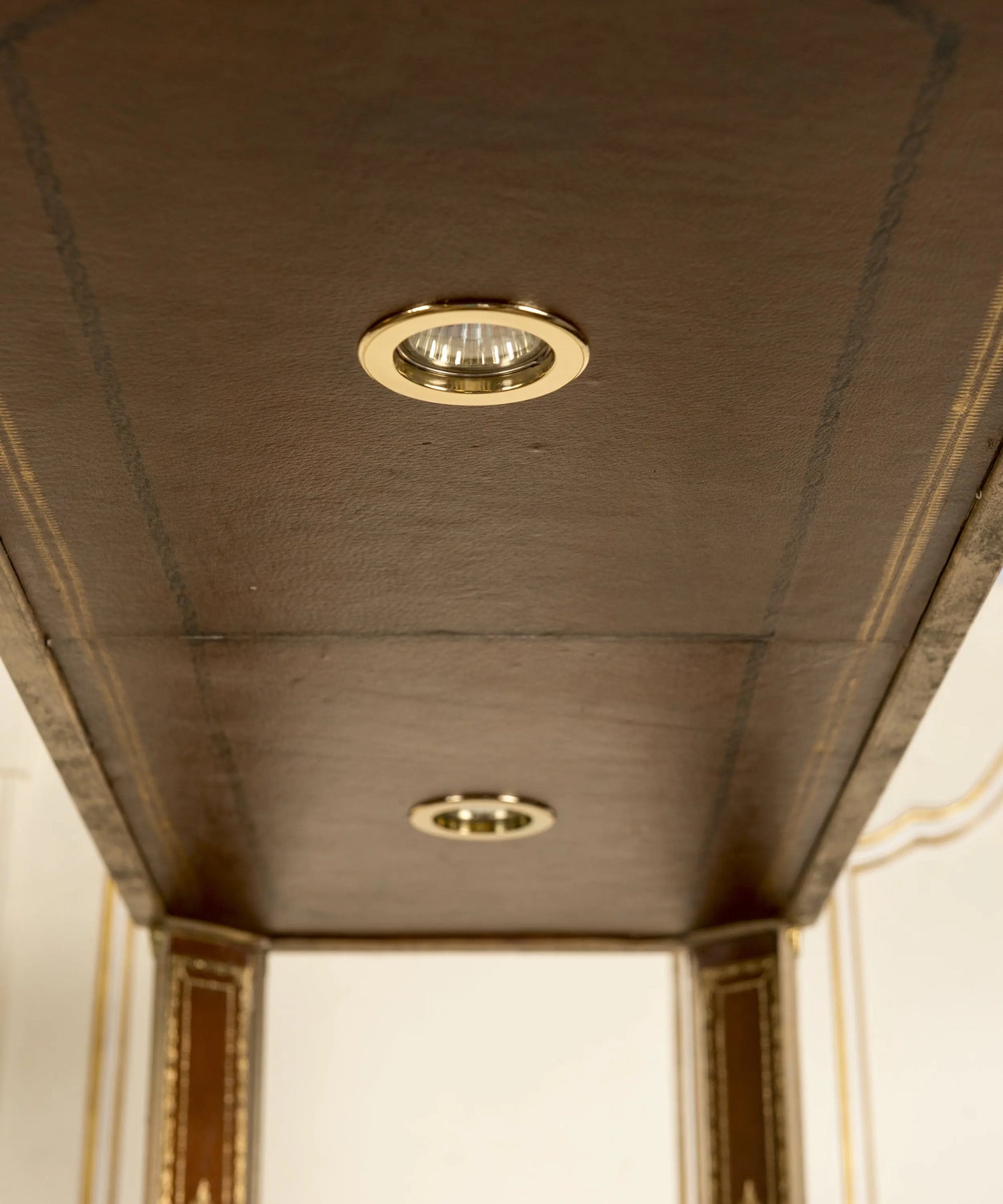 Pareja de grandes estanterías de metal forjado con iluminación