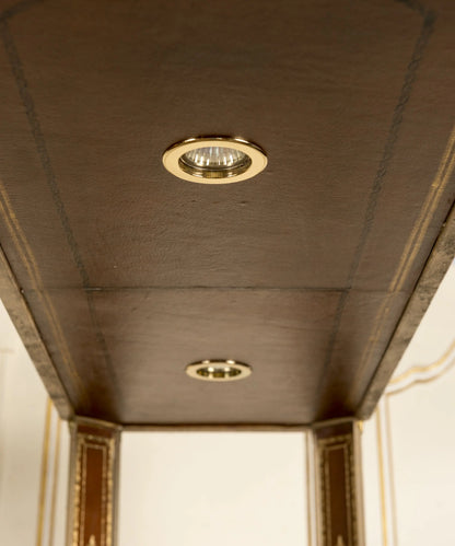 Pareja de grandes estanterías de metal forjado con iluminación