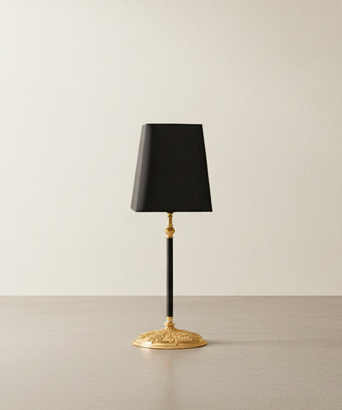Lámpara de sobremesa en latón dorado y negro