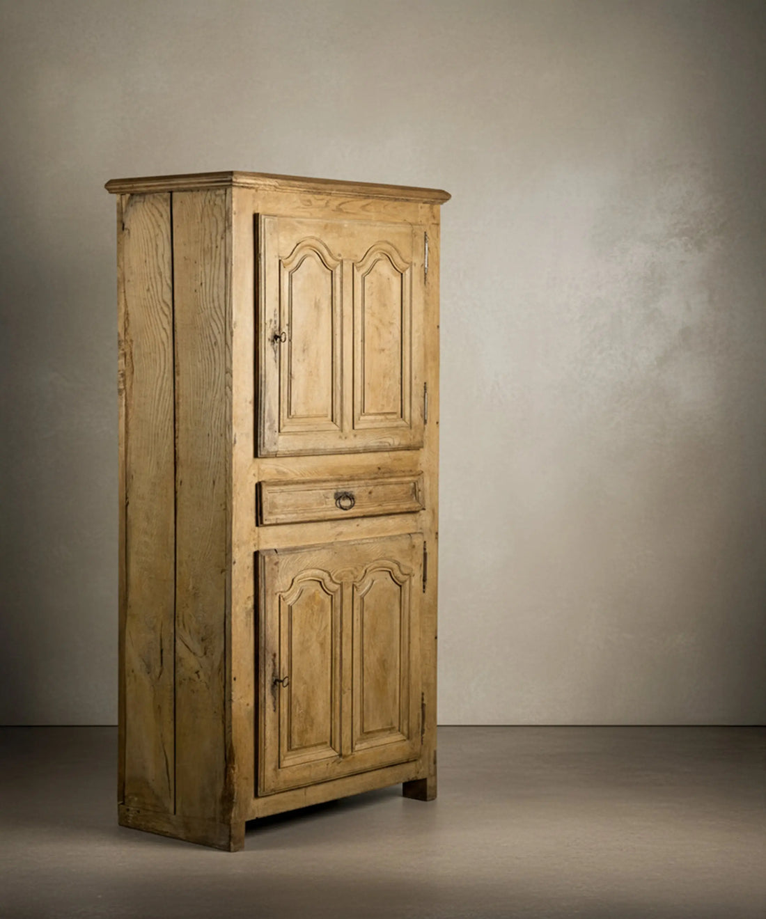 Armario antiguo rústico de roble lavado estilo provenzal (S. XVIII)