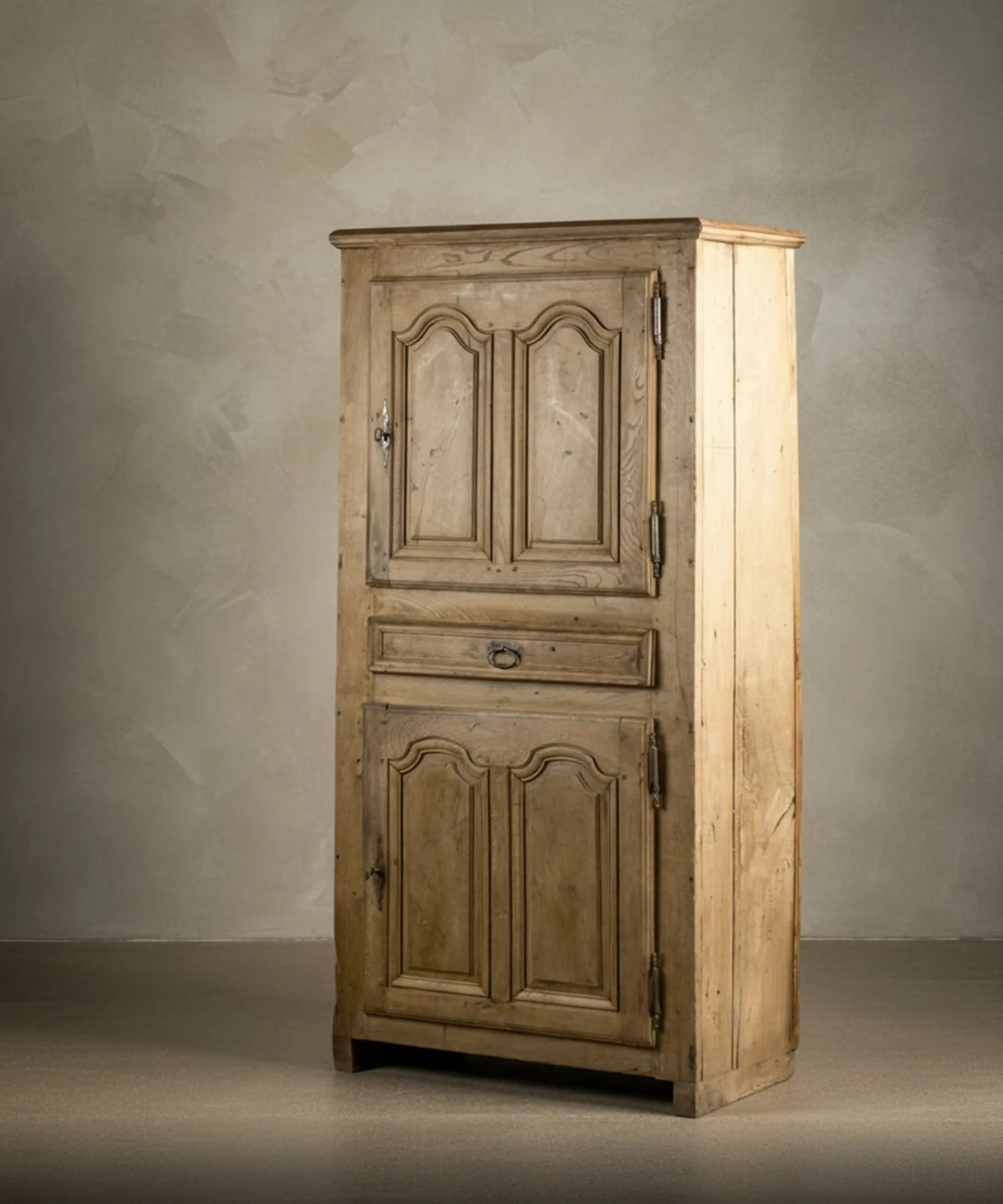 Armario antiguo rústico de roble lavado estilo provenzal (S. XVIII)