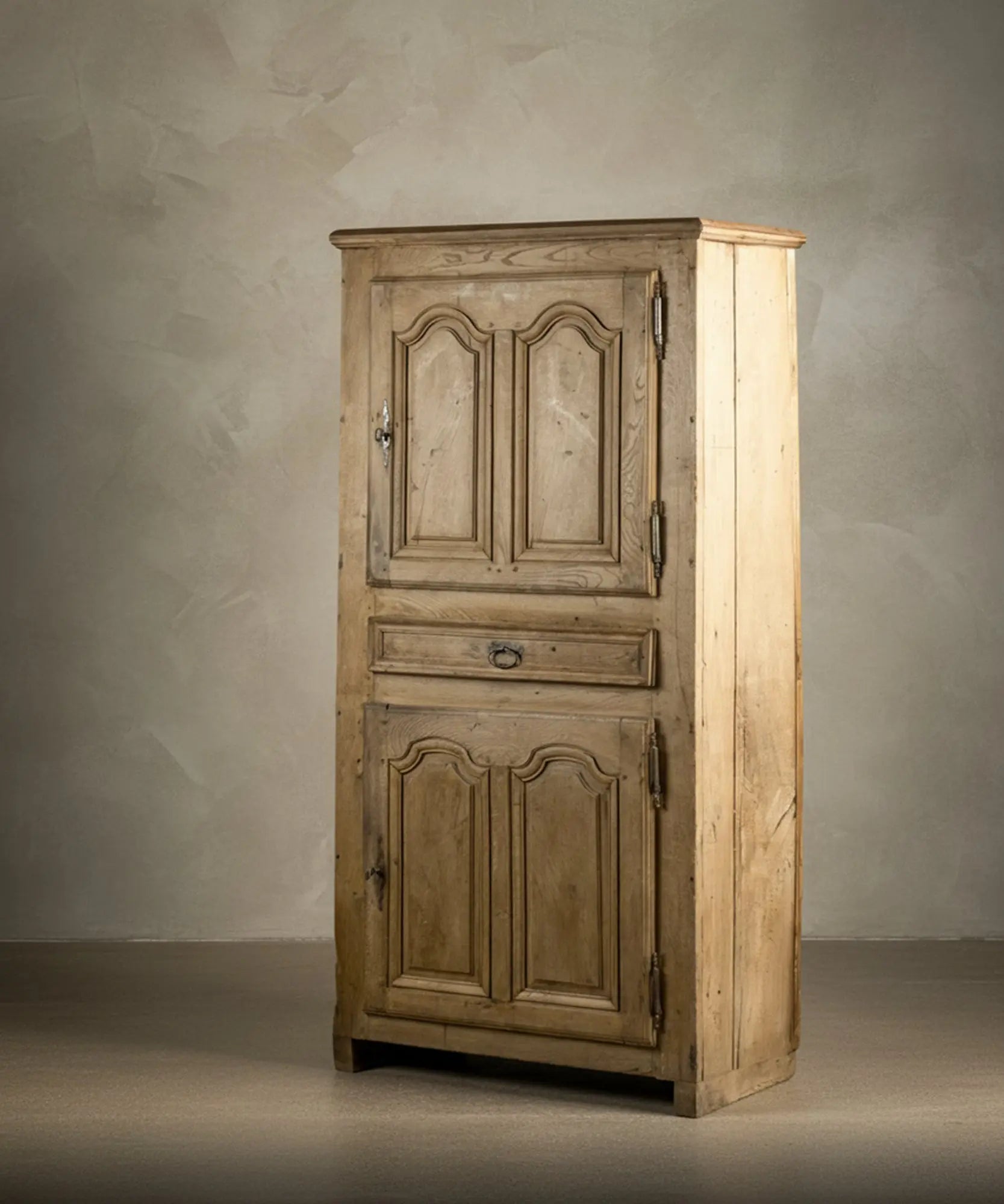 Armario antiguo rústico de roble lavado estilo provenzal (S. XVIII)