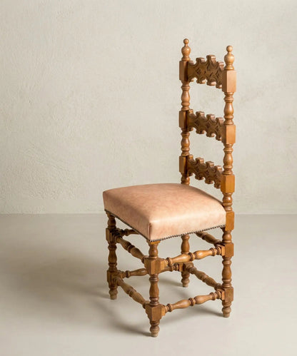 Silla castellana antigua respaldo calado vista lateral derecha fustes torneados — Antique Arte y Decoración
