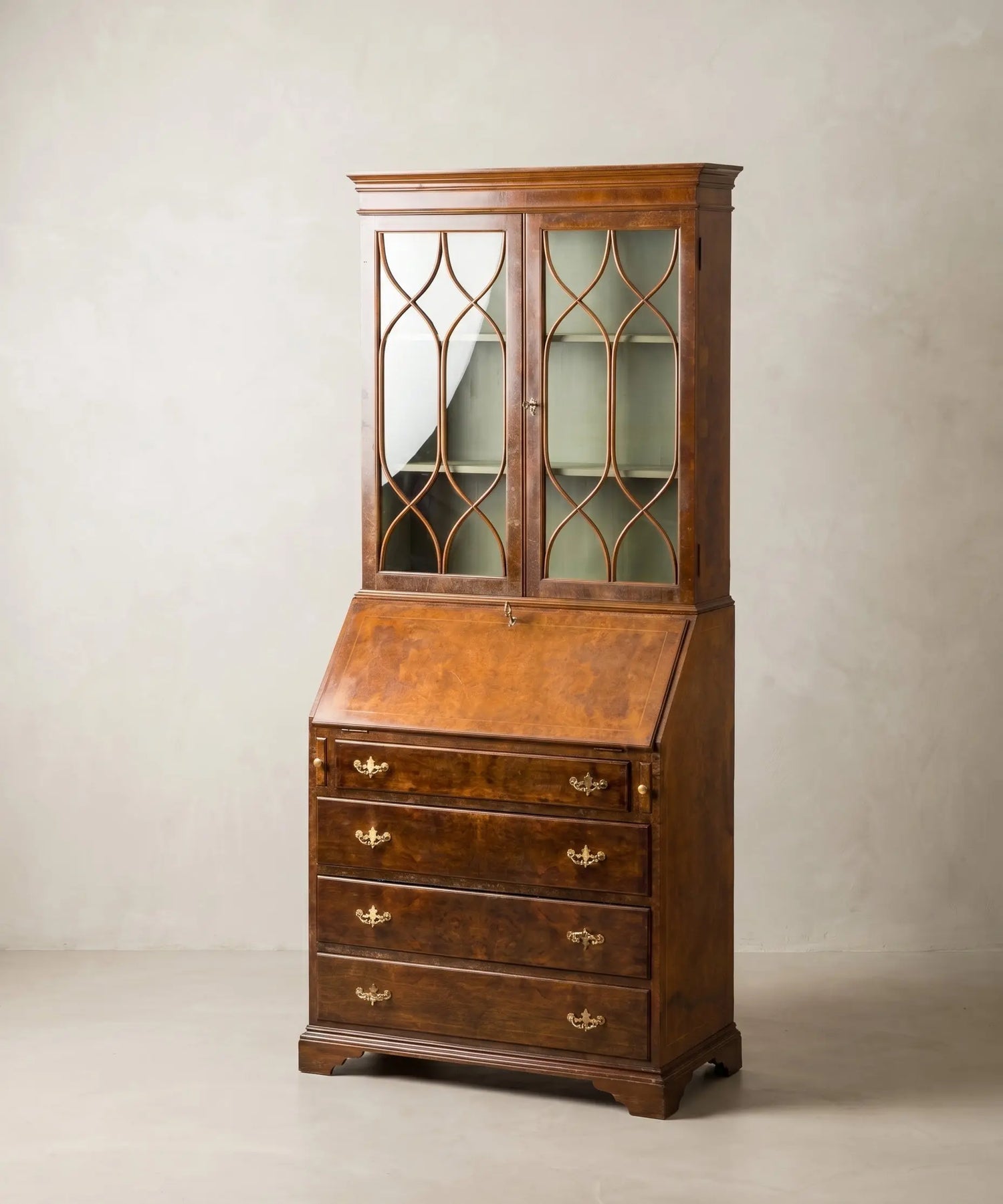 Mueble vitrina con escritorio secretaire de estilo Inglés en madera de caoba