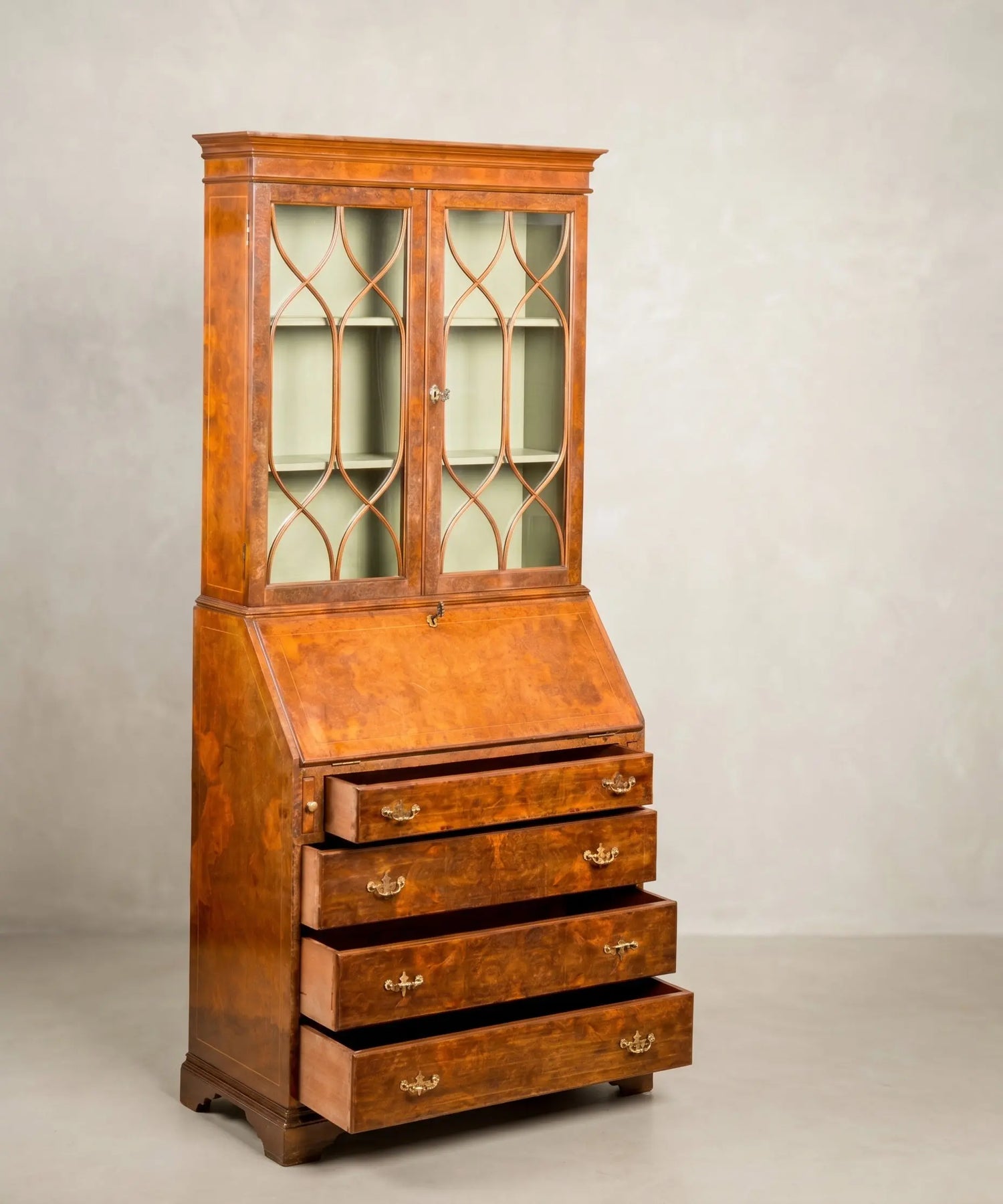 Mueble vitrina con escritorio secretaire de estilo Inglés en madera de caoba