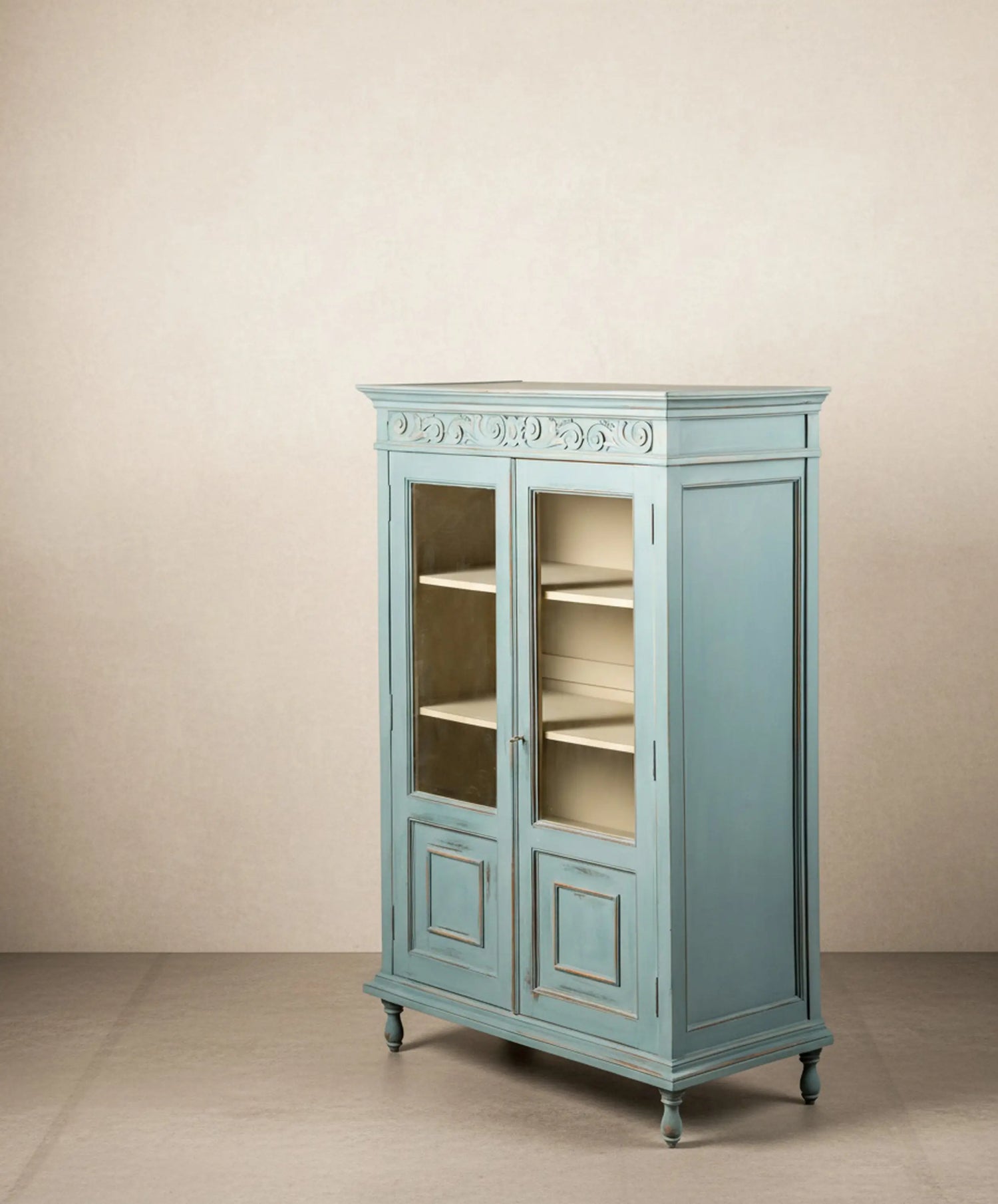 Alacena shabby chic azul con acabado decapado artesanal vista de perfil.