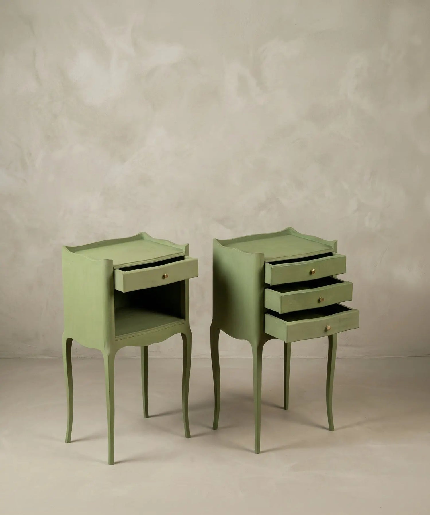 Mesitas de noche estilo provenzal con cajones abiertos mostrando el interior de madera y herrajes de latón.