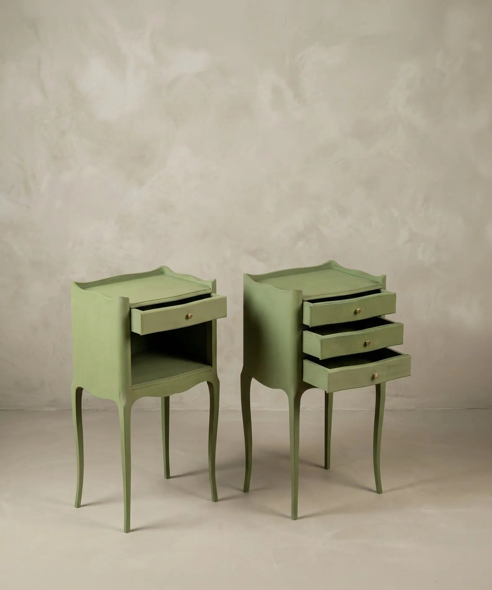 Mesitas de noche estilo provenzal con cajones abiertos mostrando el interior de madera y herrajes de latón.