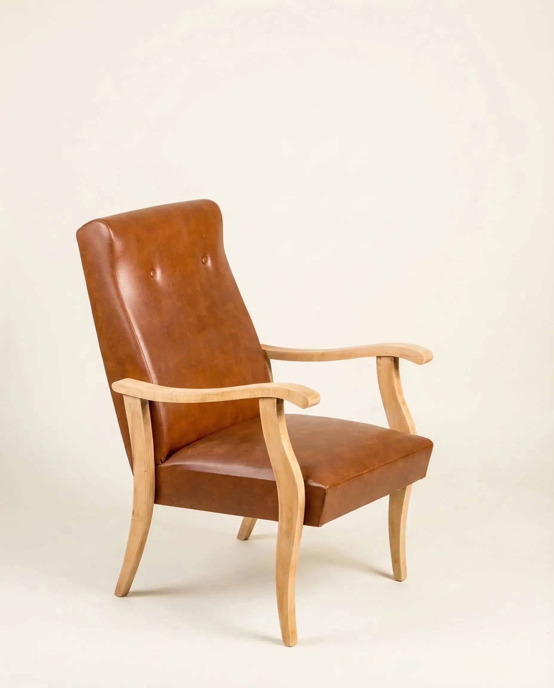 Pareja de sillones vintage estilo Mid-Century en madera clara y símil piel Coñac Antique arte y decoracion