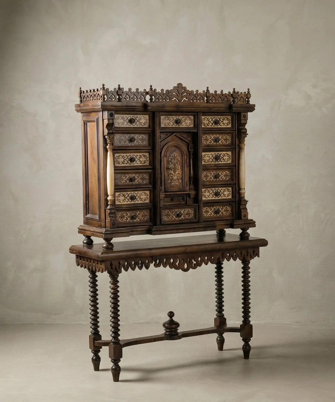 vista lateral Bargueño papelera español vintage de madera de nogal sobre mesa de pie de puente torneado.