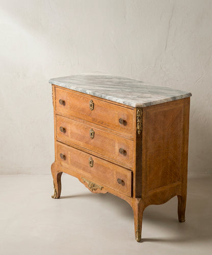 Cómoda vintage con mármol gris veteado, faldón de bronce y patas cabriolé — Antique Arte y Decoración