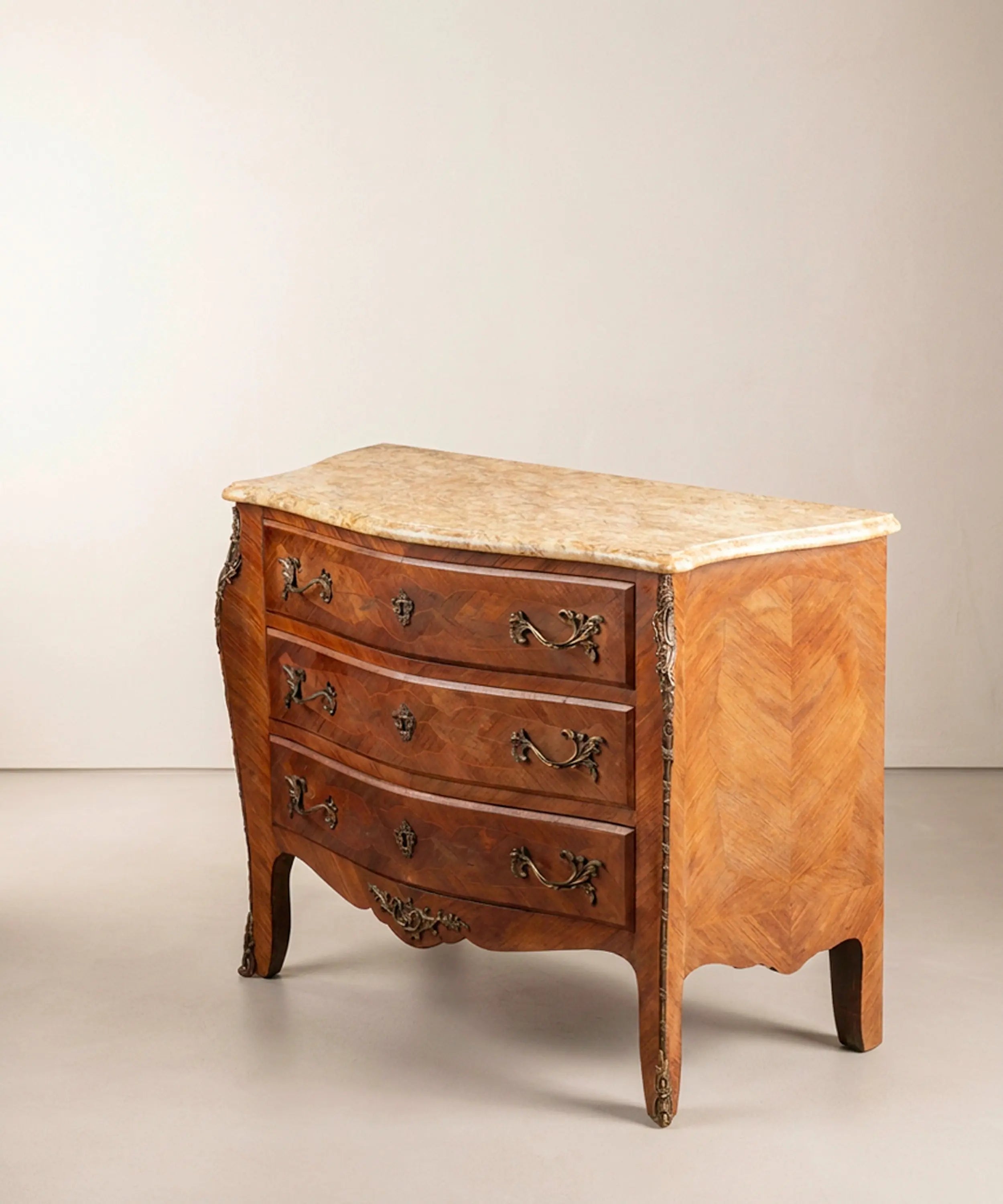 Cómoda bombé de estilo Luis XV con marquetería floral y tapa de mármol