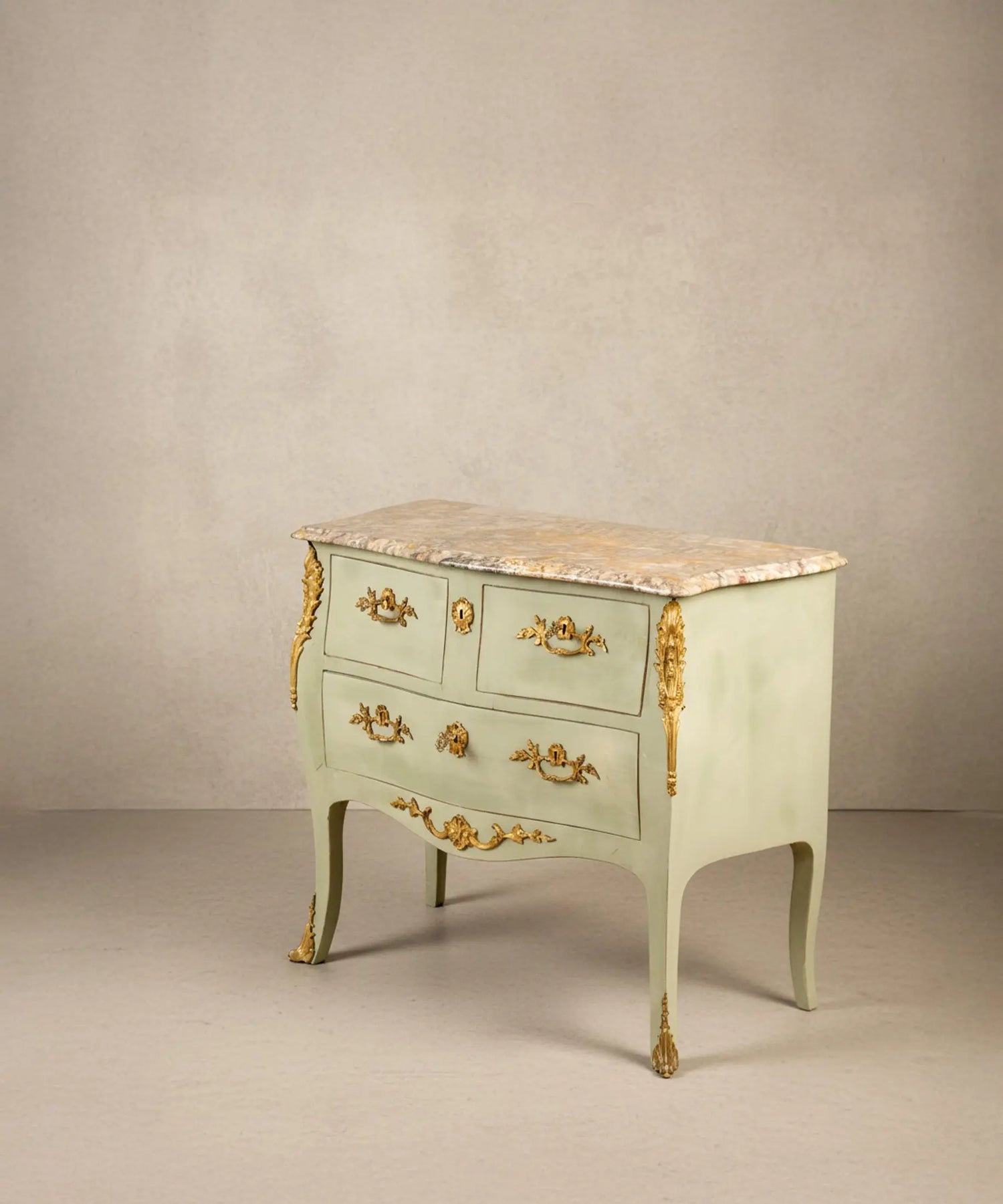 Cómoda vintage de madera estilo francés Luis XV pintada en verde claro con bronces y mármol.