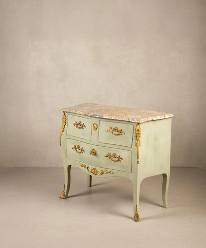 Cómoda vintage de madera estilo francés Luis XV pintada en verde claro con bronces y mármol.