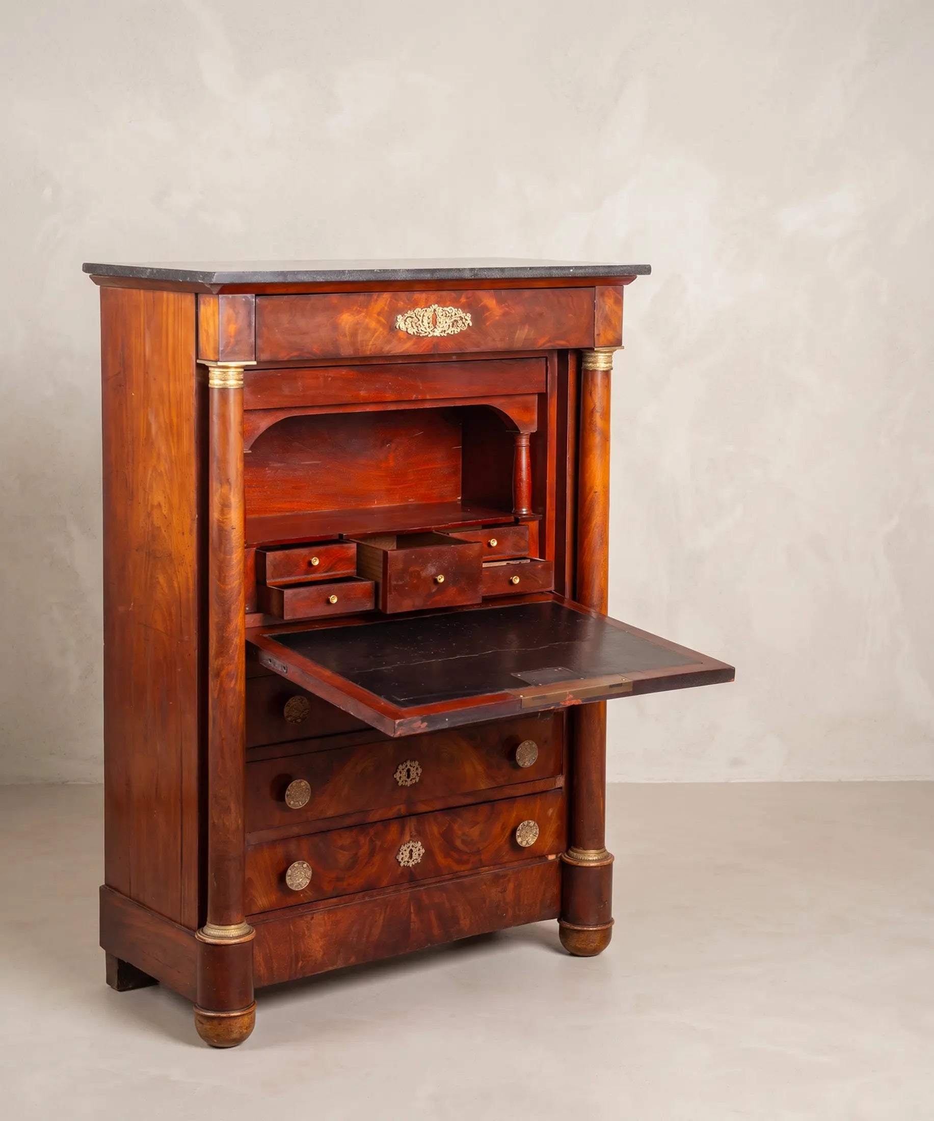 Secreter estilo Imperio con tapa de mármol negro vista tres cuartos — Antique Arte y Decoración