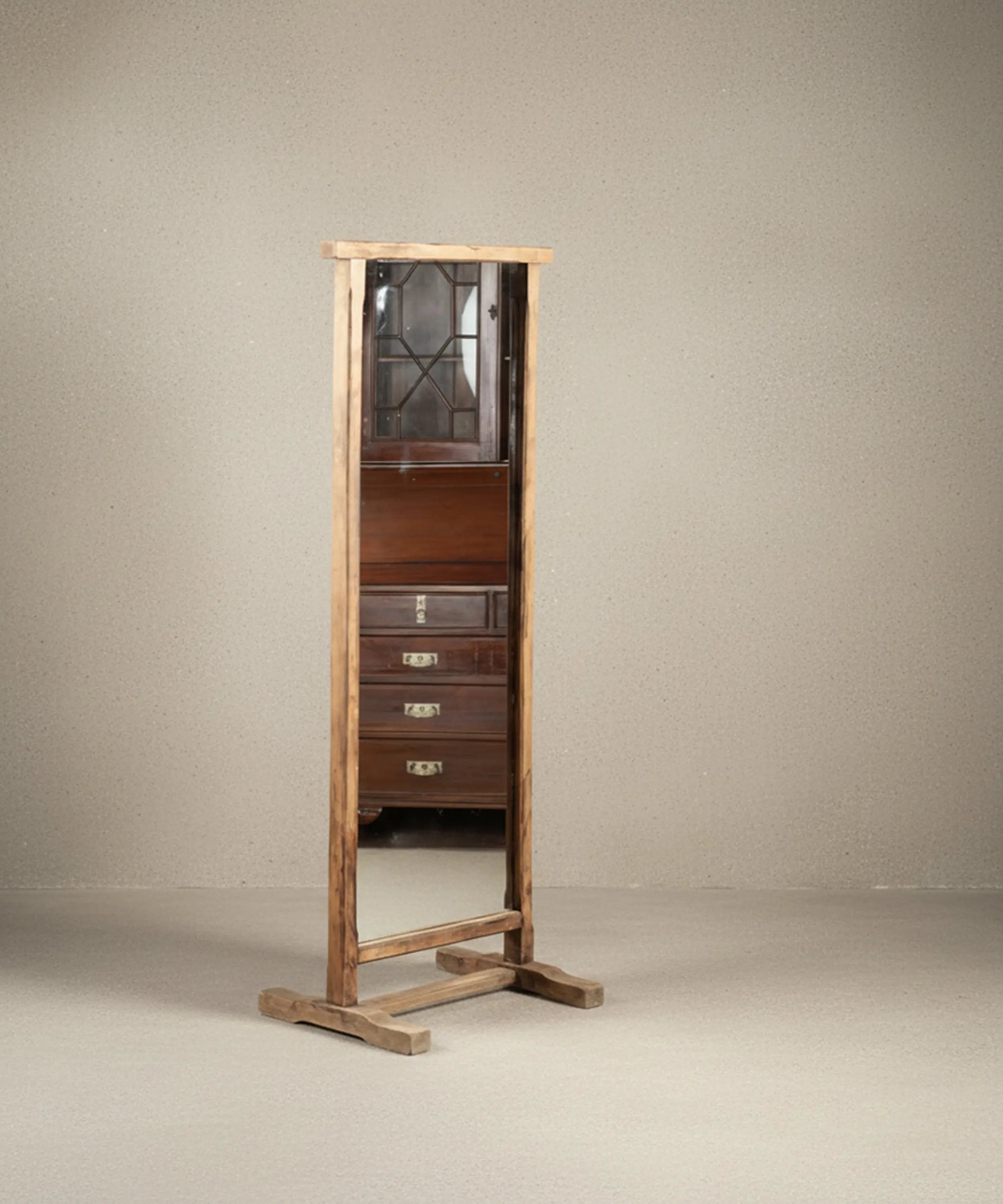Espejo de pie de madera maciza estilo wabi-sabi reflejando muebles antiguos.