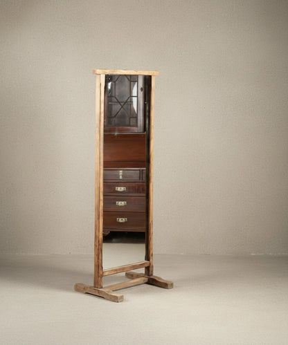 Espejo de pie de madera maciza estilo wabi-sabi reflejando muebles antiguos.