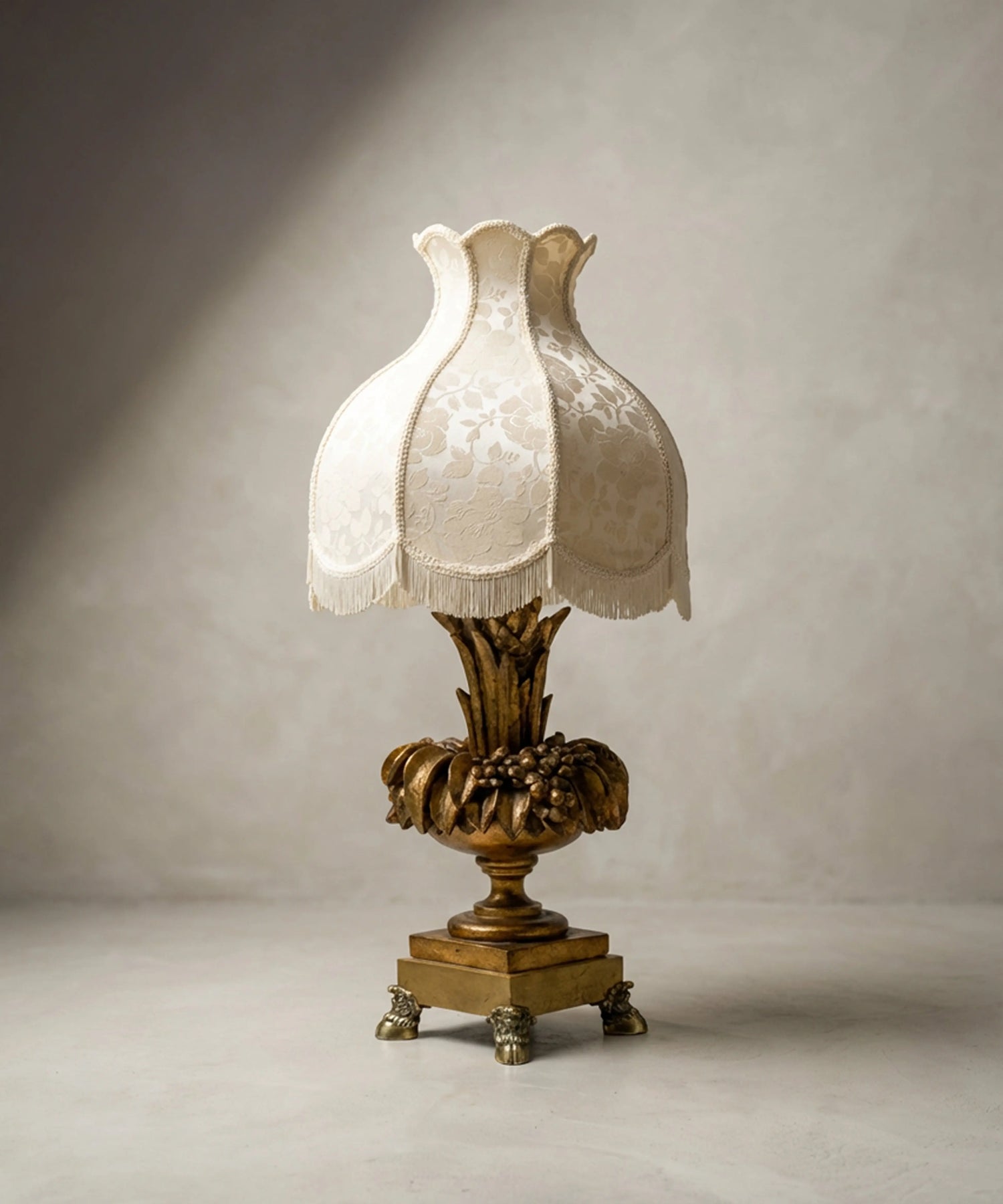 Gran lámpara de sobremesa en madera tallada dorada con pantalla pagoda