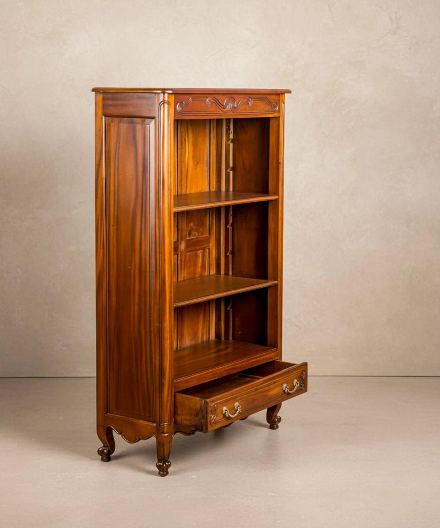 Librería antigua Luis XV provincial madera maciza vista lateral izquierda — Antique Arte y Decoración
