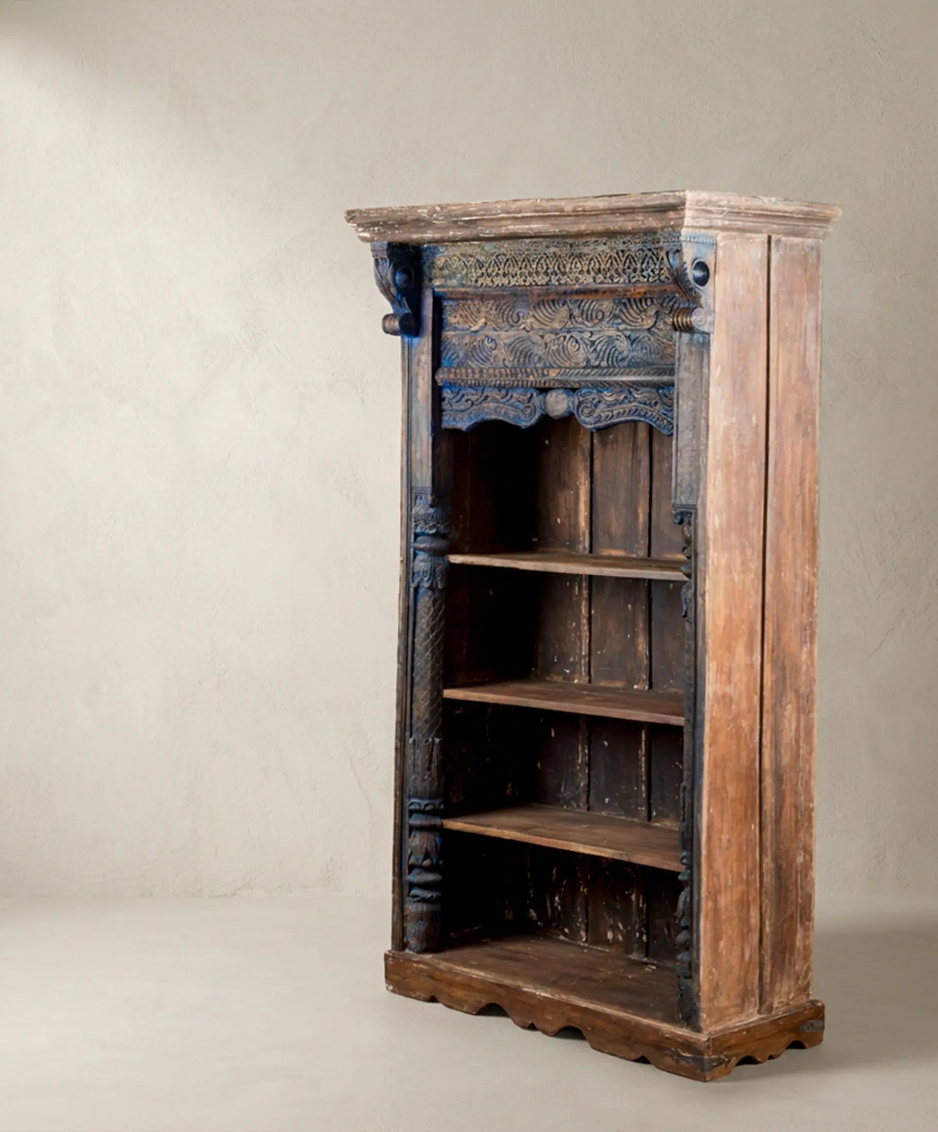Librería balinesa tallada vista lateral en madera tropical maciza — Antique Arte y Decoración