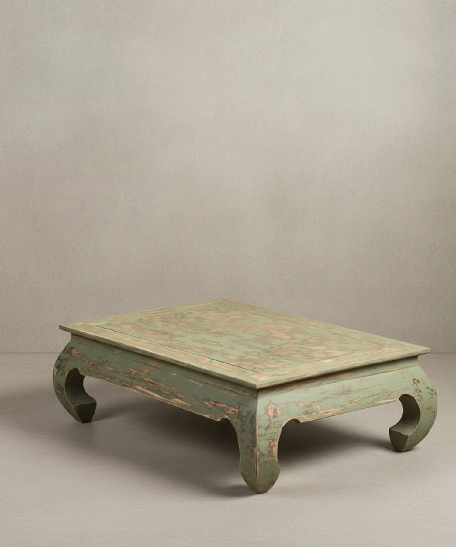 Vista de las patas curvas estilo Chow en mesa de centro rústica vintage.