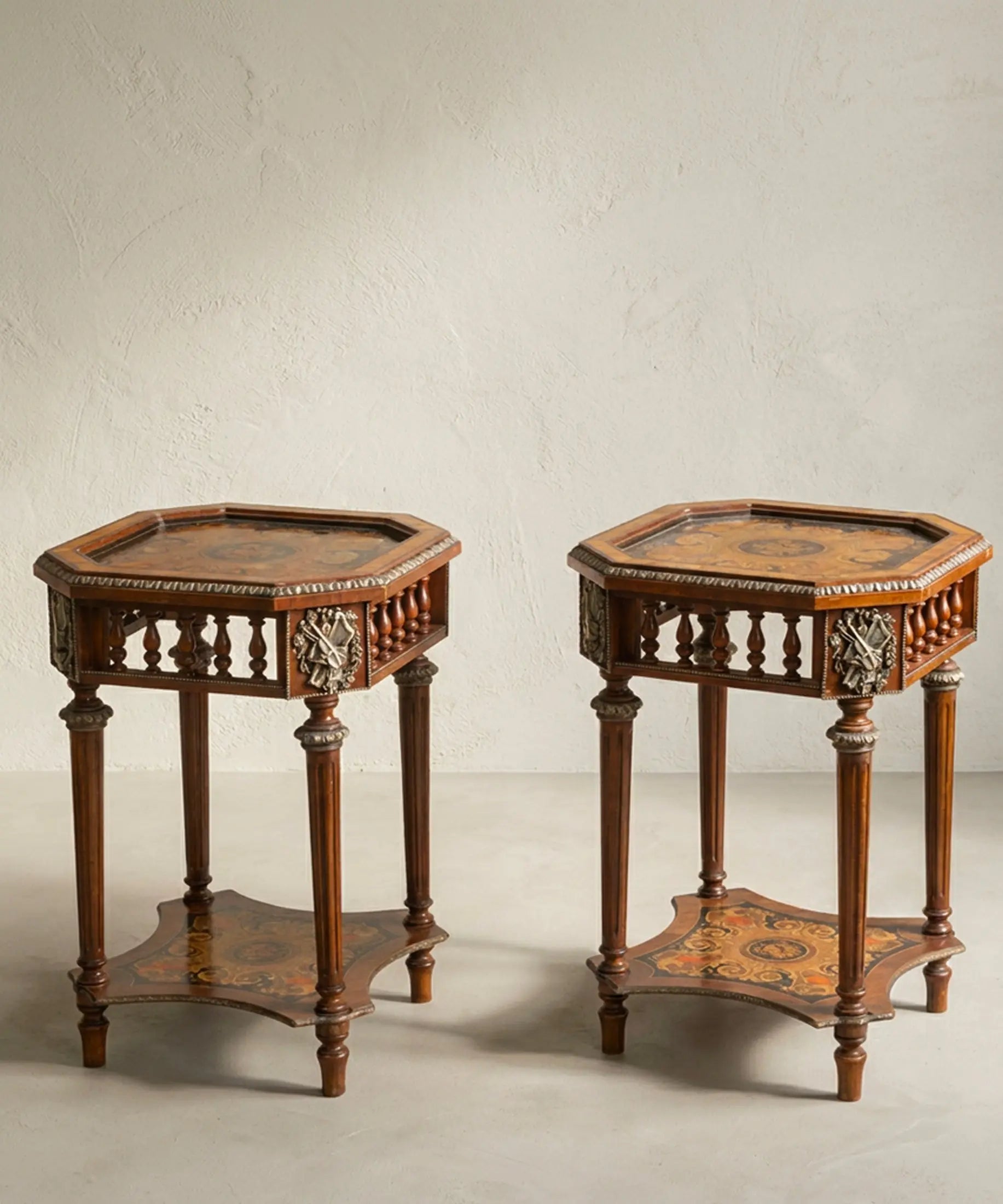 Pareja de mesas auxiliares Napoleón III vista lateral con patas acanaladas — Antique Arte y Decoración