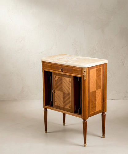 Mueble auxiliar Luis XVI vista en ángulo con costado en marquetería y patas acanaladas — Antique Arte y Decoración