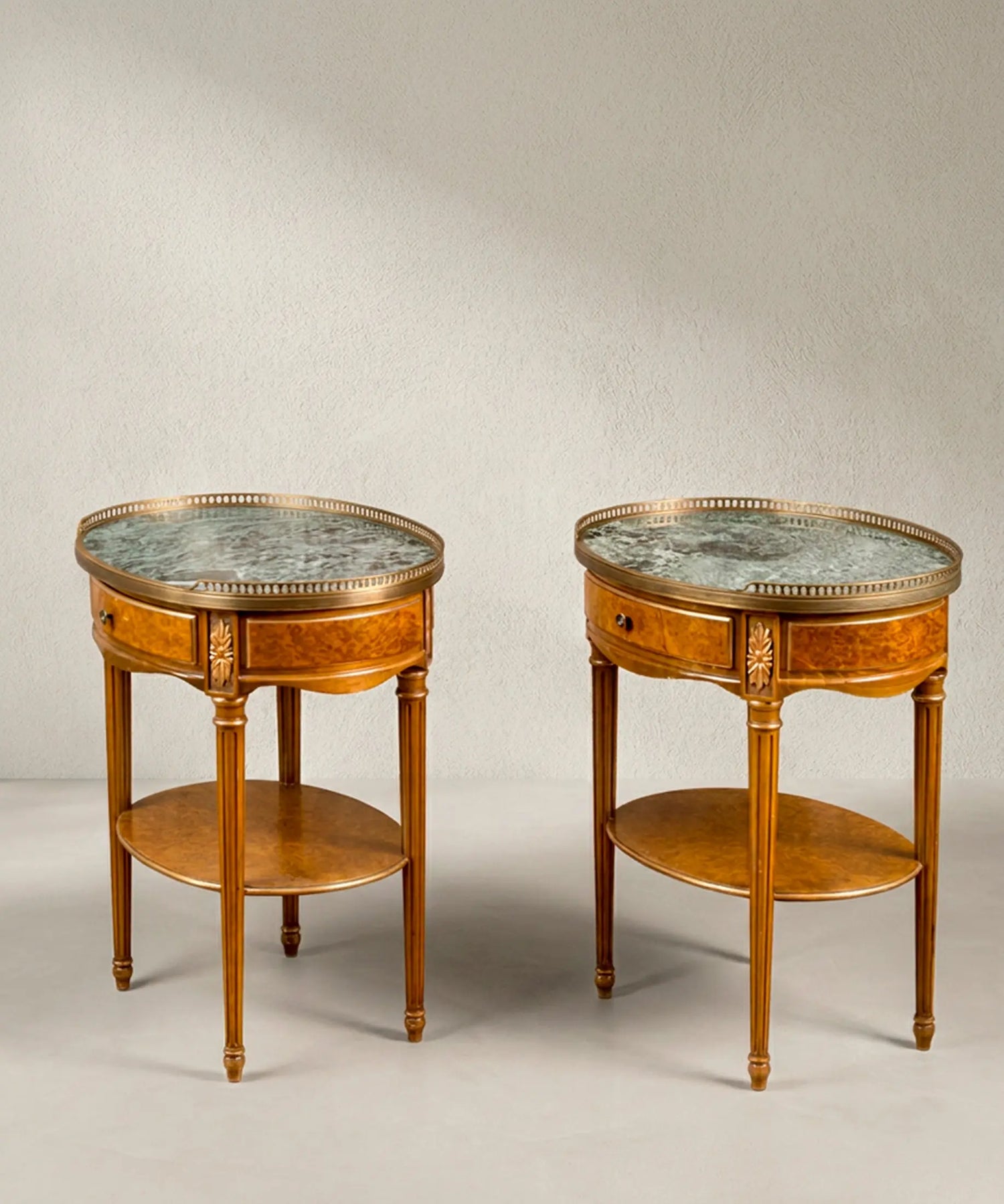 Pareja de Mesitas Auxiliares Vintage con Mármol Verde | Estilo Luis XVI